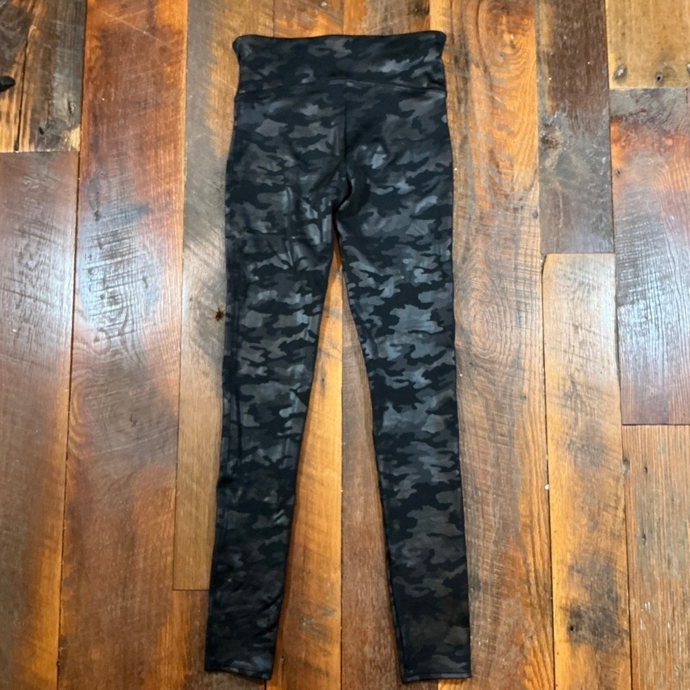 Spanx Faux Leather Camo Leggings Matte Black Size Small NWT - Picture 3 of 8